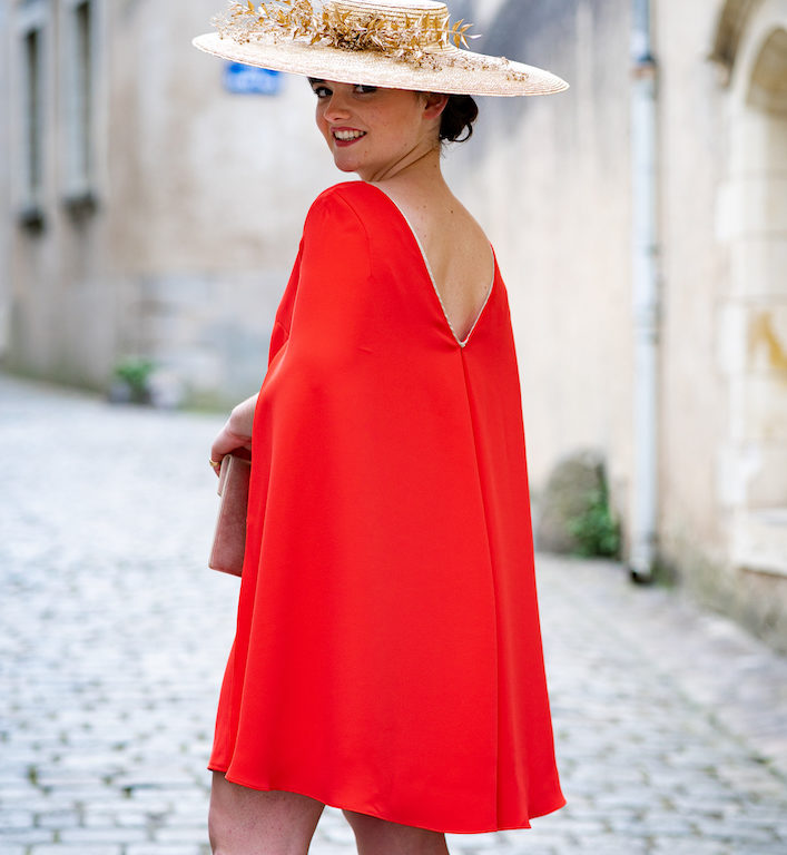 Lire la suite à propos de l’article La robe cape : l’élégance incarnée pour la maman de la mariée ou du marié