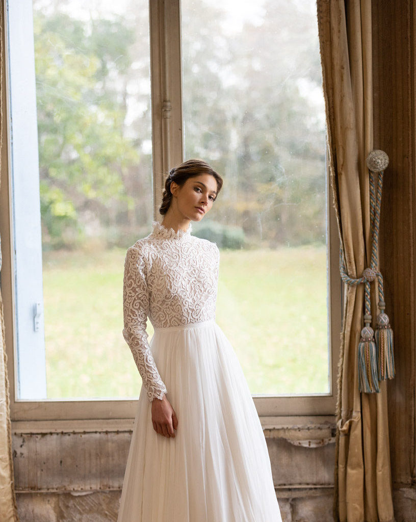 Robe dentelle col montant
