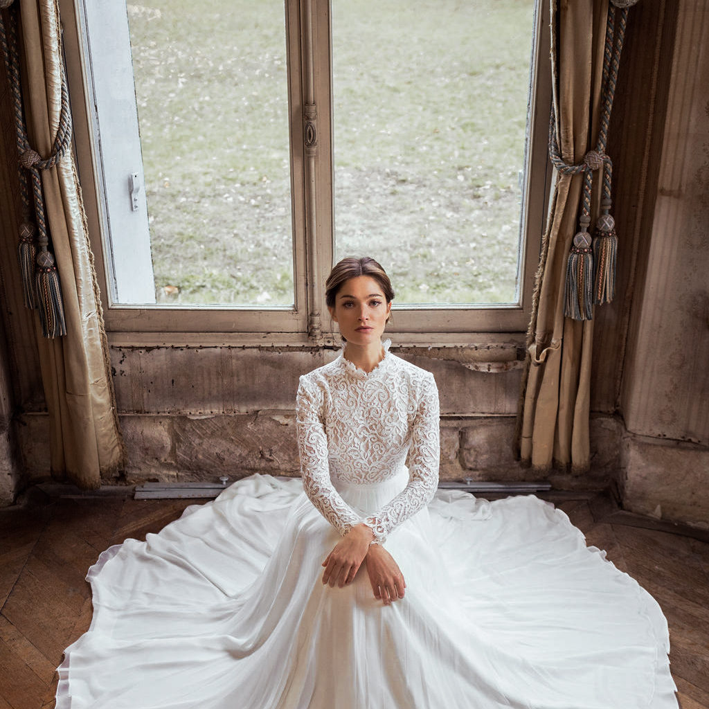 Mariée en dentelle assise